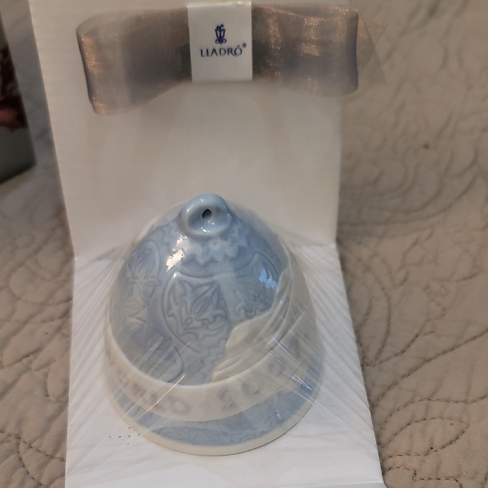 Lladro Blue and White Decorative Piece - Picture 2 of 3